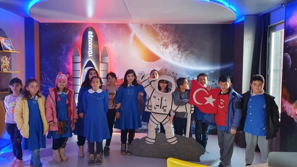 Astronomi Kütüphanesi Şimdi Uzaklarda ve Hayallerde