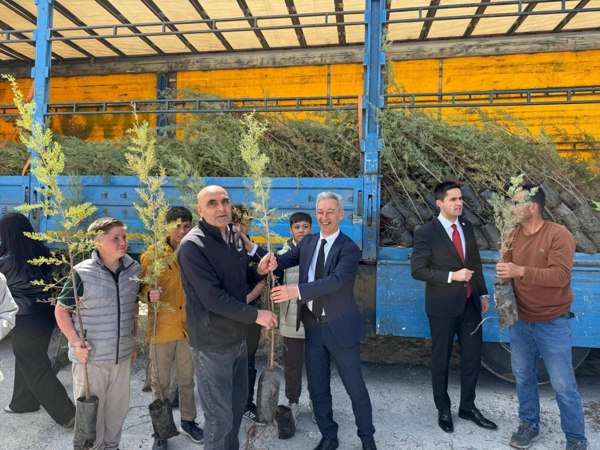 Binlerce Fidan Toprakla Buluşuyor