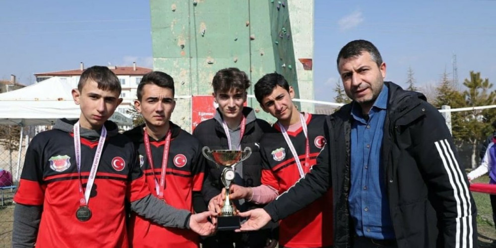 Eskil Anadolu İmam Hatip Lisesi Aksaray şampiyonu