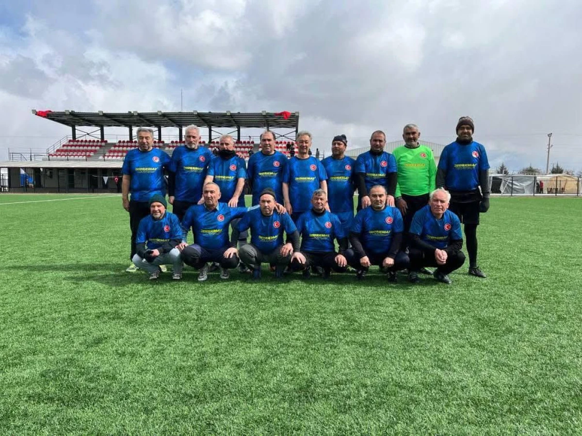 Eskil Belediyesi’nden Veteranlara  Özel Halı Saha Futbol Turnuvası