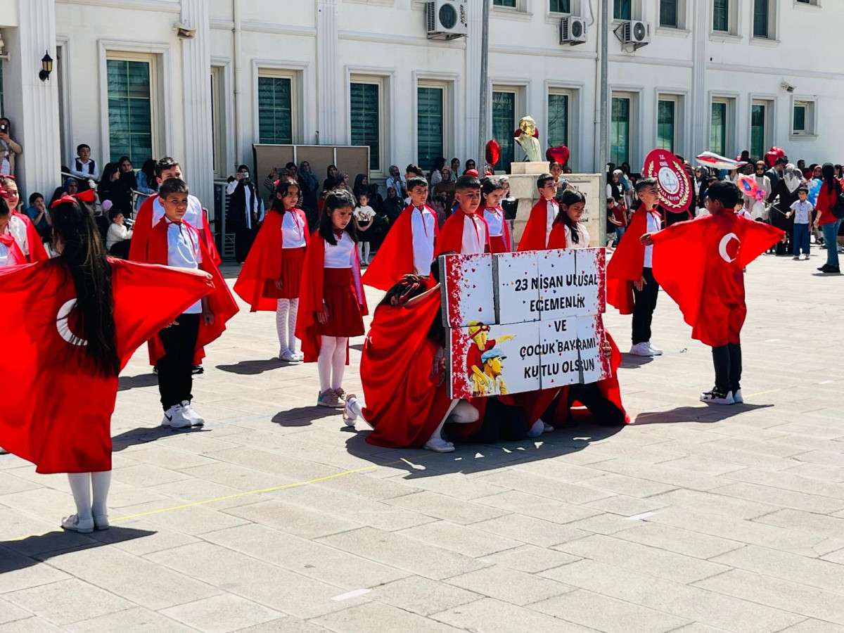 Eskil’de 23 Nisan Coşkusu Hükümet Konağı Önünde Kutlandı