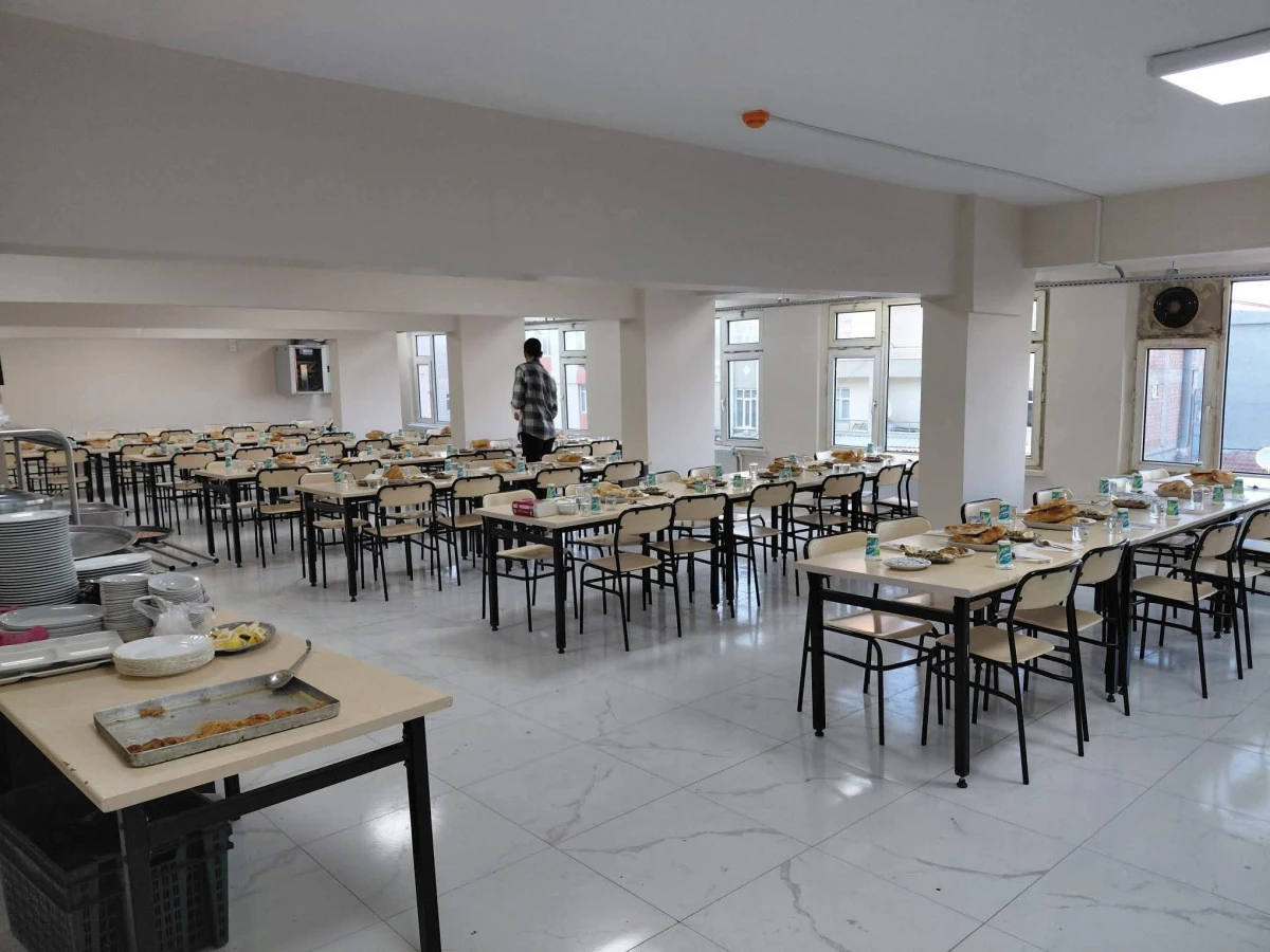 Eskilde hayırseverlerden &ouml;ğrencilere hergun iftar