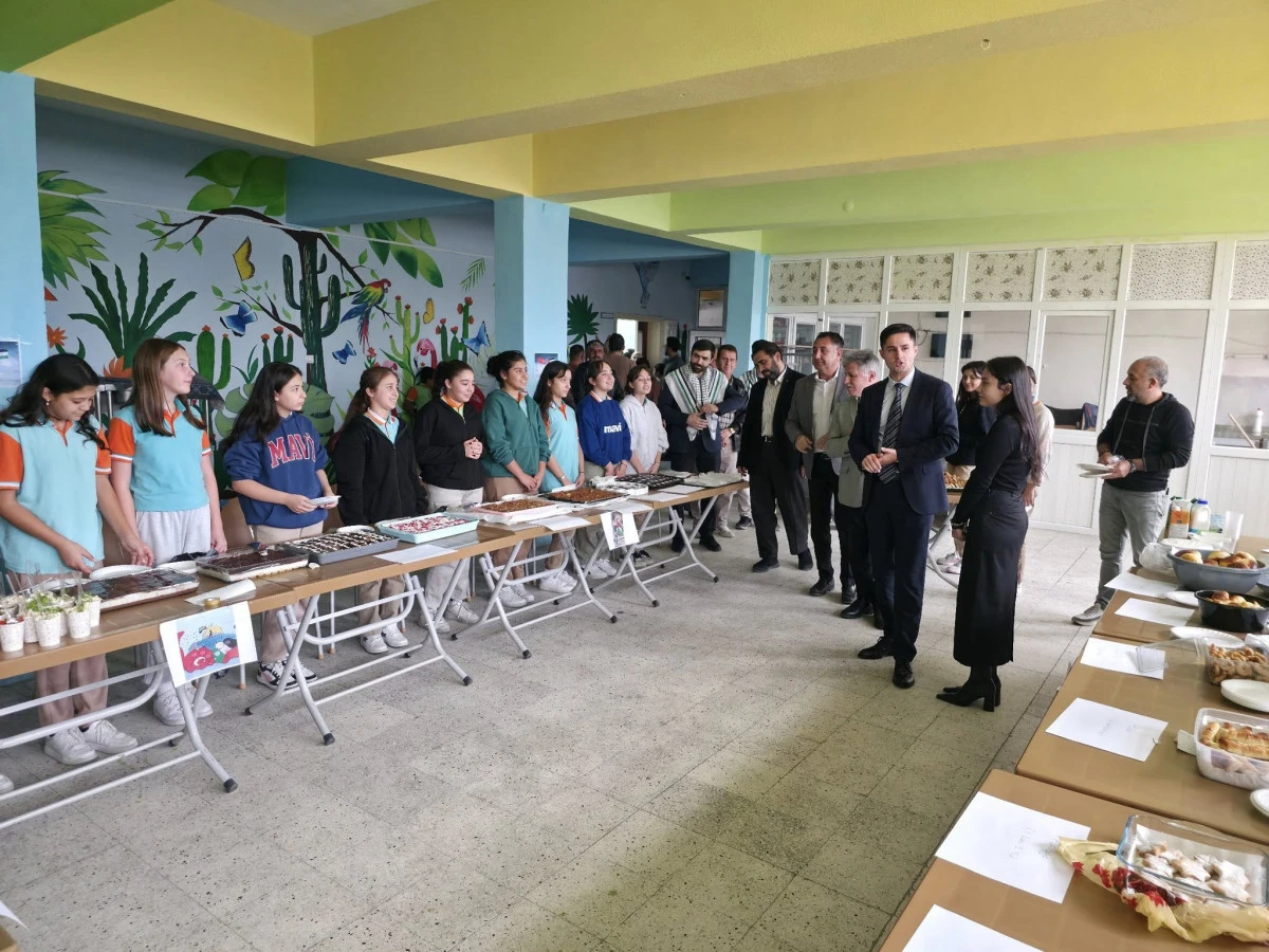 Eşmekaya Ortaokulu’ndan Anlamlı Program ve Kermes