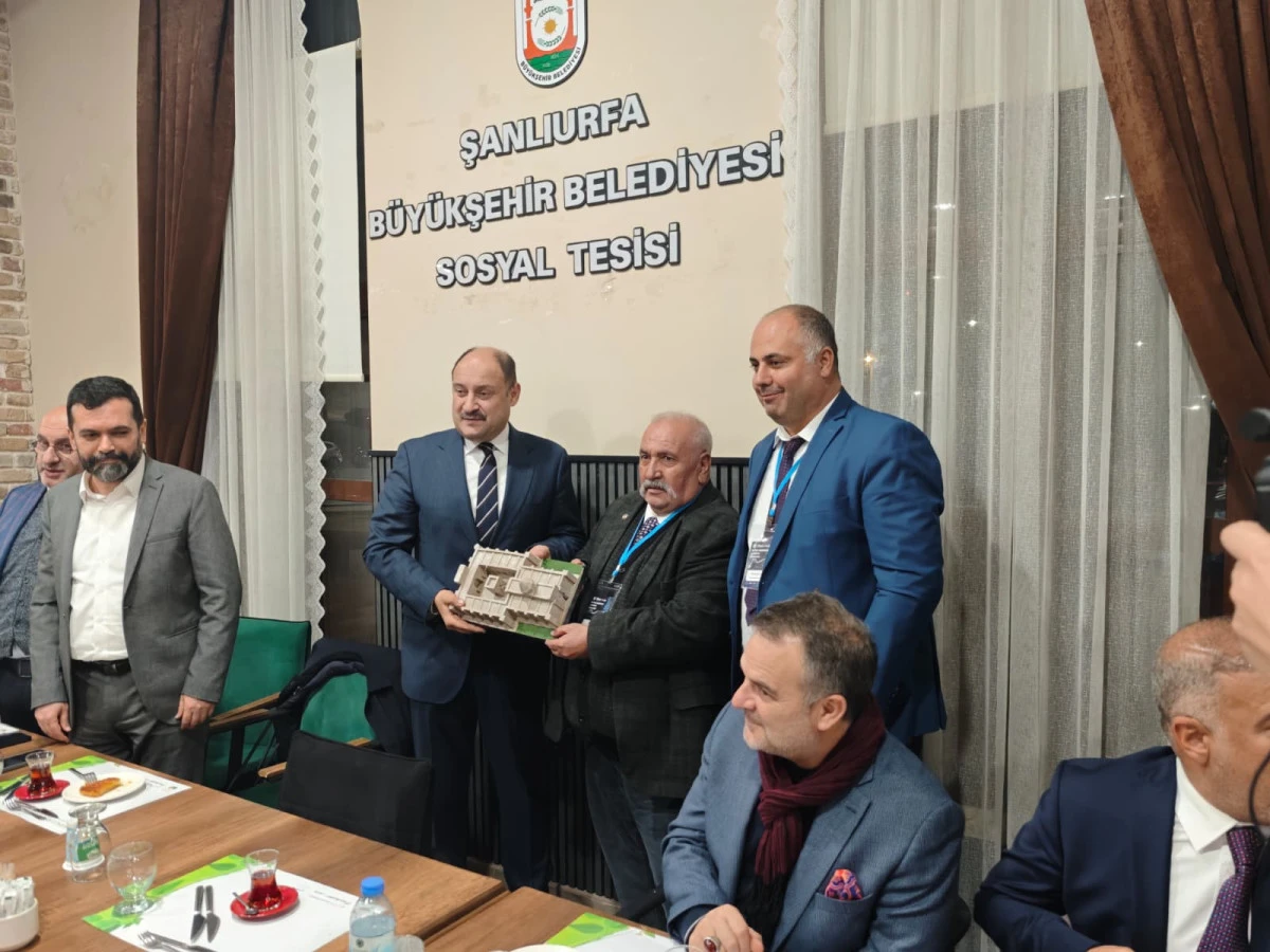 ŞANLIURFA B.Ş.B. BAŞKANI VE GAZETİCİNİN MAKAMINI SULTANHANI MAKETİ S&Uuml;SLEYECEK